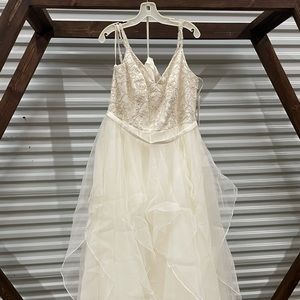 NWT Wedding Dress (Ivory)